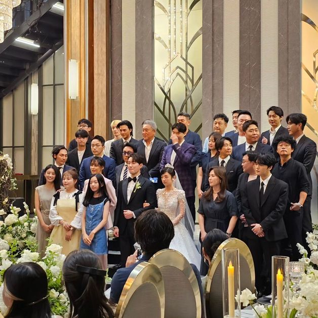 Hôn lễ tài tử Hàn và bản sao Jungkook kém 18 tuổi: Chú rể đắm đuối nhìn cô dâu, Jaejoong bắt được hoa cưới giữa dàn sao - Ảnh 9.