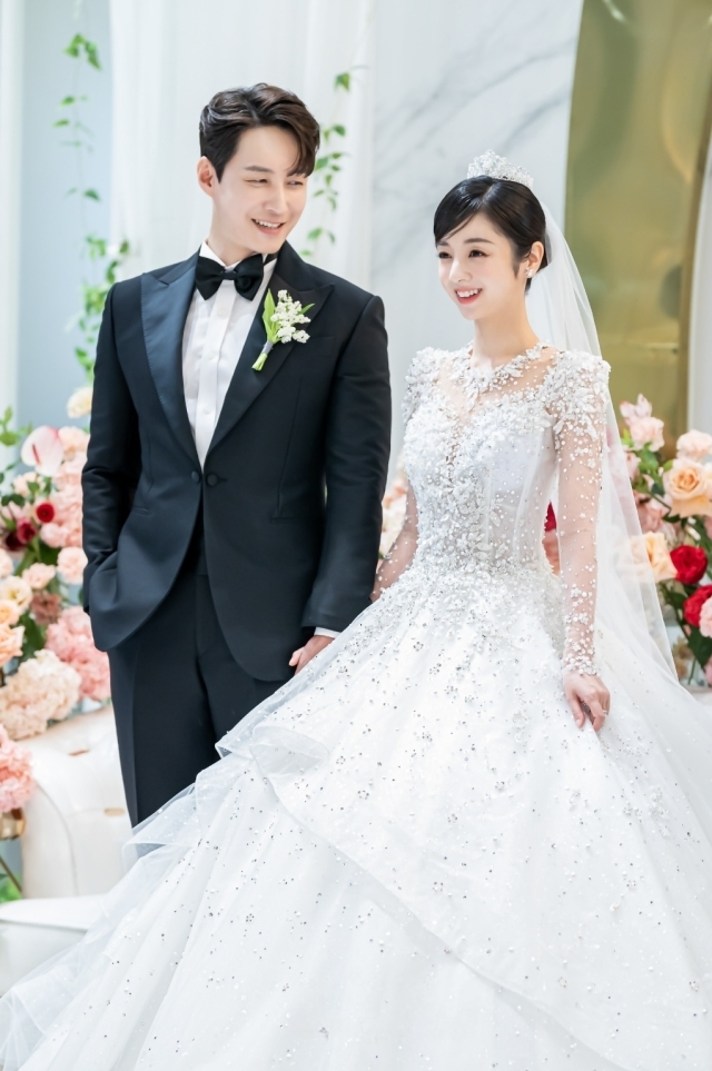 Hôn lễ tài tử Hàn và bản sao Jungkook kém 18 tuổi: Chú rể đắm đuối nhìn cô dâu, Jaejoong bắt được hoa cưới giữa dàn sao - Ảnh 5.