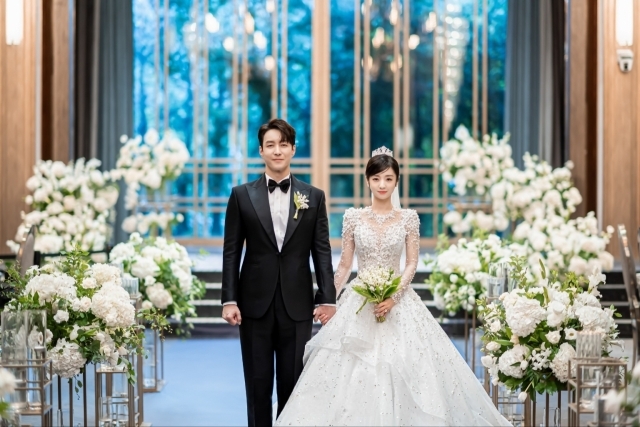 Hôn lễ tài tử Hàn và bản sao Jungkook kém 18 tuổi: Chú rể đắm đuối nhìn cô dâu, Jaejoong bắt được hoa cưới giữa dàn sao - Ảnh 2.