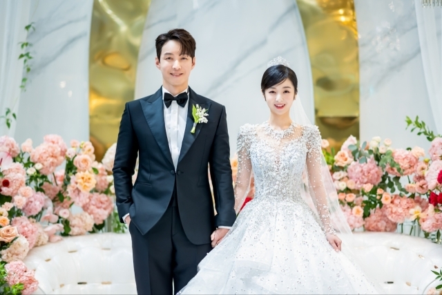 Hôn lễ tài tử Hàn và bản sao Jungkook kém 18 tuổi: Chú rể đắm đuối nhìn cô dâu, Jaejoong bắt được hoa cưới giữa dàn sao - Ảnh 3.