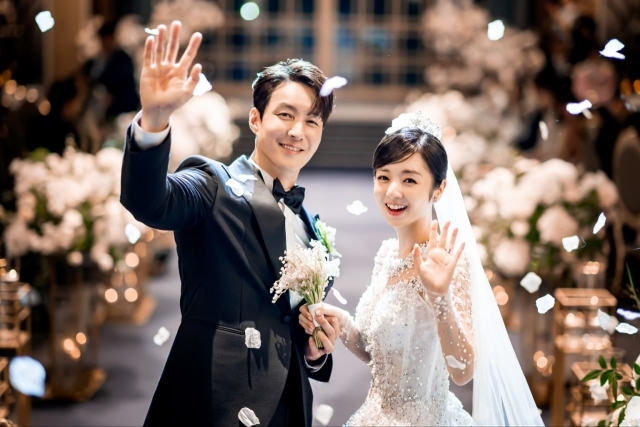Hôn lễ tài tử Hàn và bản sao Jungkook kém 18 tuổi: Chú rể đắm đuối nhìn cô dâu, Jaejoong bắt được hoa cưới giữa dàn sao - Ảnh 7.