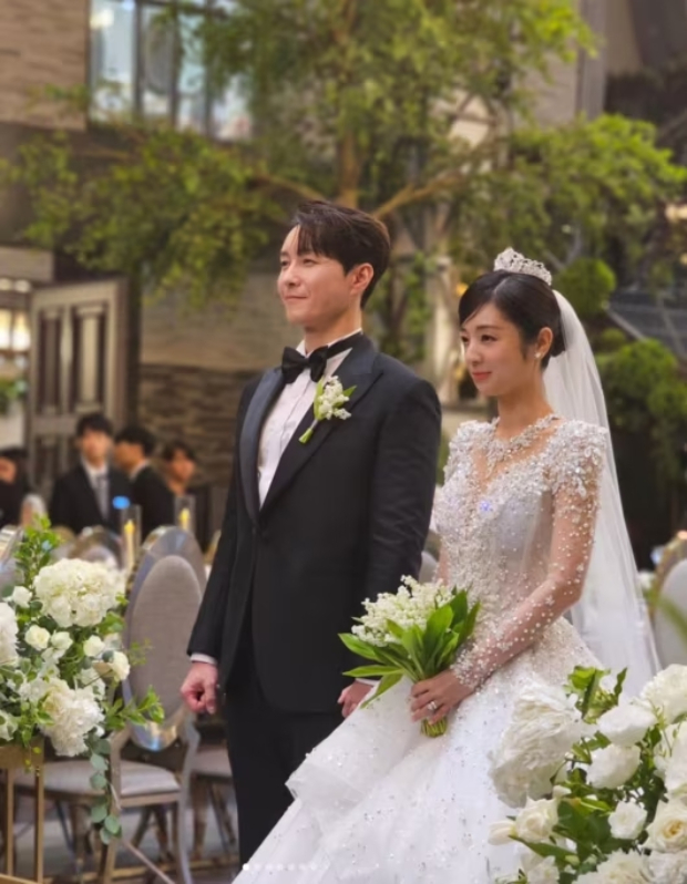 Hôn lễ tài tử Hàn và bản sao Jungkook kém 18 tuổi: Chú rể đắm đuối nhìn cô dâu, Jaejoong bắt được hoa cưới giữa dàn sao - Ảnh 6.