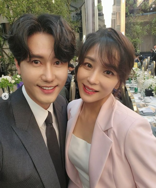 H&ocirc;n lễ t&agrave;i tử H&agrave;n v&agrave; bản sao Jungkook k&eacute;m 18 tuổi: Ch&uacute; rể đắm đuối nh&igrave;n c&ocirc; d&acirc;u, Jaejoong bắt được hoa cưới giữa d&agrave;n sao - Ảnh 13.