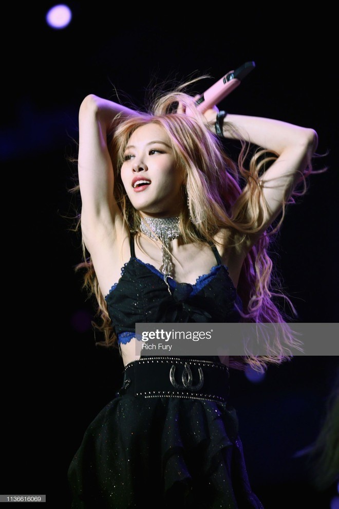 Trang phục biểu diễn siêu ngắn của BlackPink - Ảnh 11.