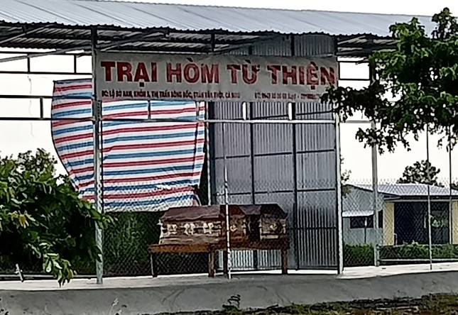 Mang quan tài vào công trình xây trái phép rồi treo bảng trại hòm từ thiện - Ảnh 1.