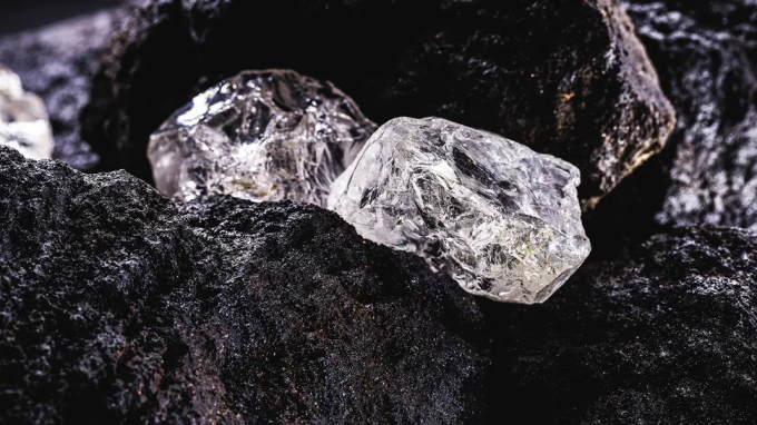 Kim cương từng phun trào trên mặt đất với tốc độ 133km/h