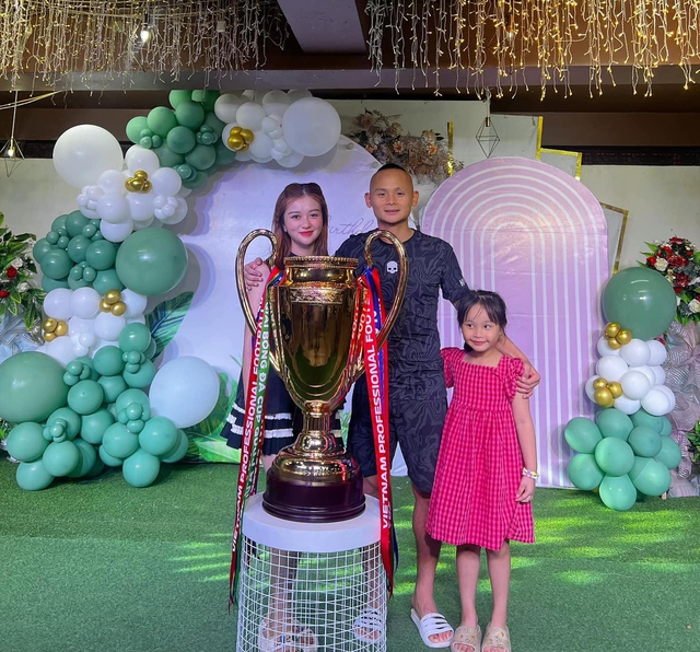 Dàn WAGs đọ sắc trong ngày CLB Thanh Hoá nâng cúp vô địch Cup quốc gia 2023 - Ảnh 8.
