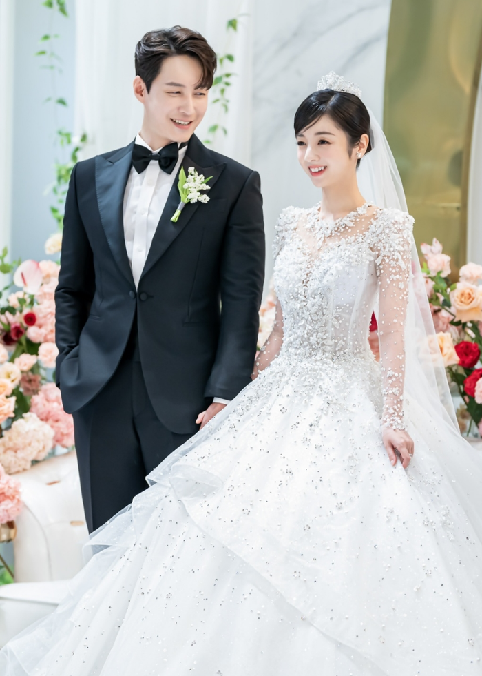 Nhìn bản sao Jungkook diện váy cưới để biết style Hàn - Nhật khác nhau thế nào - Ảnh 6.