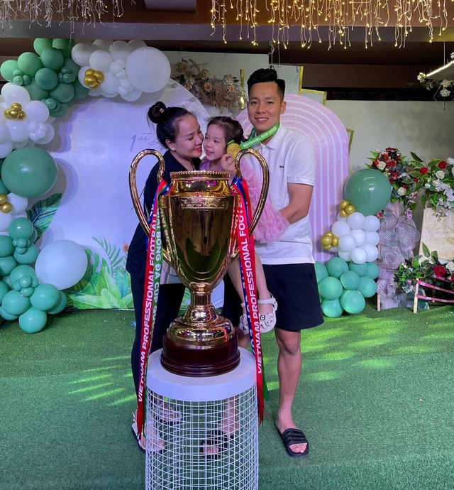 Dàn WAGs đọ sắc trong ngày CLB Thanh Hoá nâng cúp vô địch Cup quốc gia 2023 - Ảnh 6.