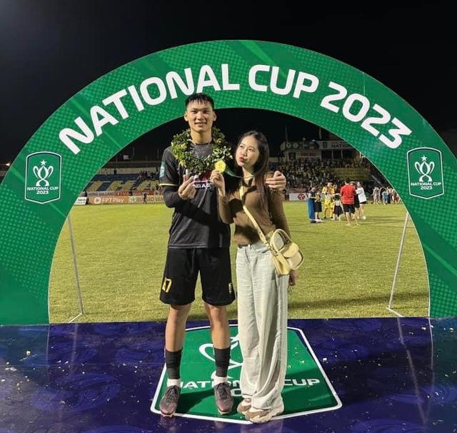 Dàn WAGs đọ sắc trong ngày CLB Thanh Hoá nâng cúp vô địch Cup quốc gia 2023 - Ảnh 5.