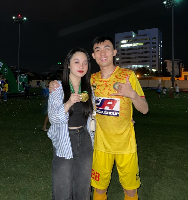 Dàn WAGs đọ sắc trong ngày CLB Thanh Hoá nâng cúp vô địch Cup quốc gia 2023 - Ảnh 3.