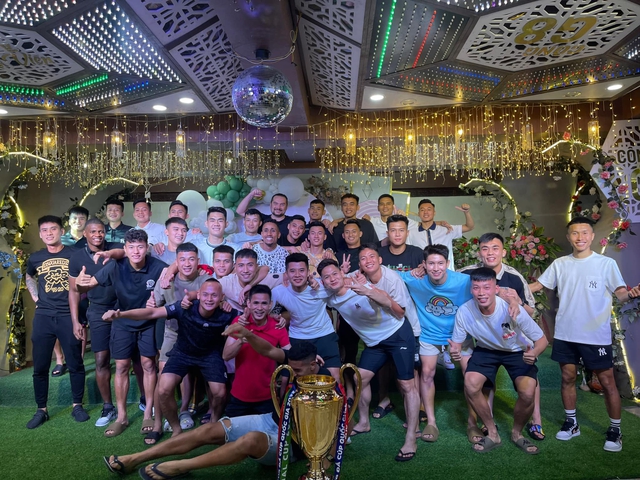 Dàn WAGs đọ sắc trong ngày CLB Thanh Hoá nâng cúp vô địch Cup quốc gia 2023 - Ảnh 1.
