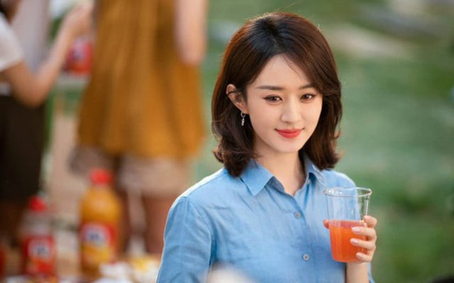 Triệu Lệ Dĩnh thích ngồi uống cà phê ở quán khi đợi con tan học - Ảnh 2.