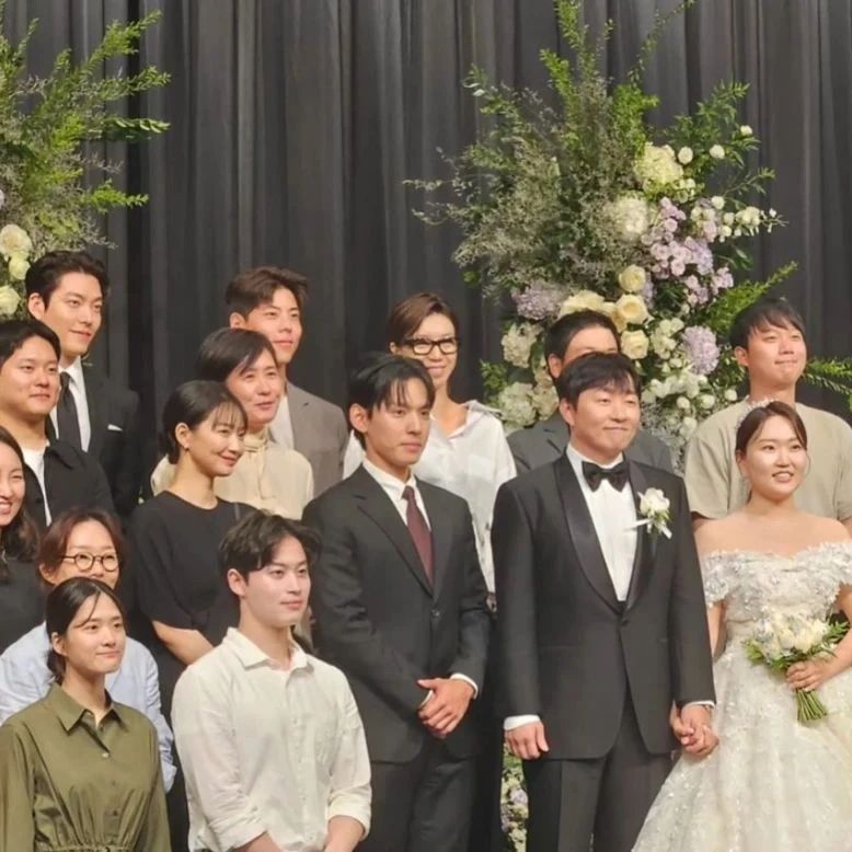 Khoảnh khắc Kim Woo Bin đắm đuối nhìn trộm Shin Min Ah tại 1 hôn lễ bỗng gây sốt mạng xã hội - Ảnh 3.