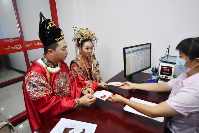 Trung Quốc: Các cặp đôi xếp hàng dài từ 3 giờ sáng để đăng ký kết hôn đúng ngày Thất Tịch