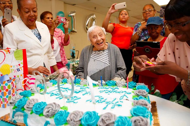 Được hỏi bí kíp sống lâu, cụ bà 107 tuổi bật mí: Không đồ ngọt, không nước soda và không lấy chồng - Ảnh 1.