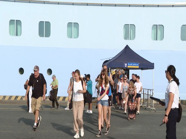 Siêu tàu Spectrum of the Seas đưa hơn 4.000 du khách cập cảng Cái Mép - Ảnh 2.