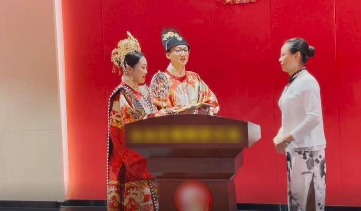 Trung Quốc: Các cặp đôi xếp hàng dài từ 3 giờ sáng để đăng ký kết hôn đúng ngày Thất Tịch