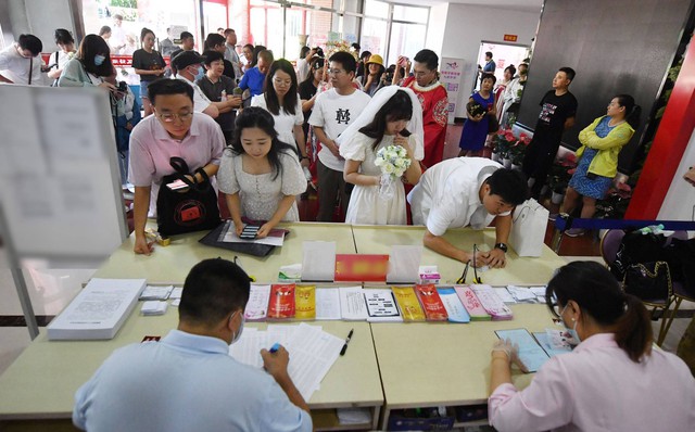 Trung Quốc: Cặp đôi xếp hàng từ 3 giờ sáng để đăng ký kết hôn vào ngày Thất tịch