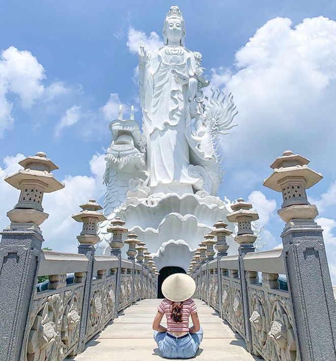Không cần đi nước ngoài, ở miền Nam Việt Nam cũng có ngôi chùa thiêng trăm tuổi, sở hữu 2 bức tượng Phật khổng lồ ấn tượng - Ảnh 4.