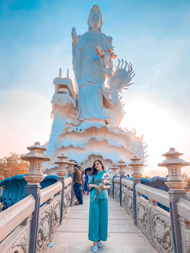 Không cần đi nước ngoài, ở miền Nam Việt Nam cũng có ngôi chùa thiêng trăm tuổi, sở hữu 2 bức tượng Phật khổng lồ ấn tượng - Ảnh 3.