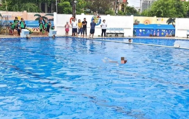 Tắm ở bể bơi trường học, nam sinh 13 tuổi đuối nước tử vong - Ảnh 1.