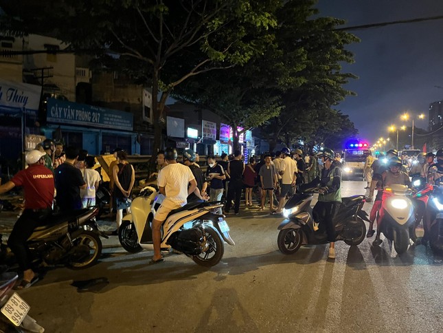 Hà Nội: Xe máy bị tàu hỏa hất văng, hai phụ nữ thương vong - Ảnh 2.