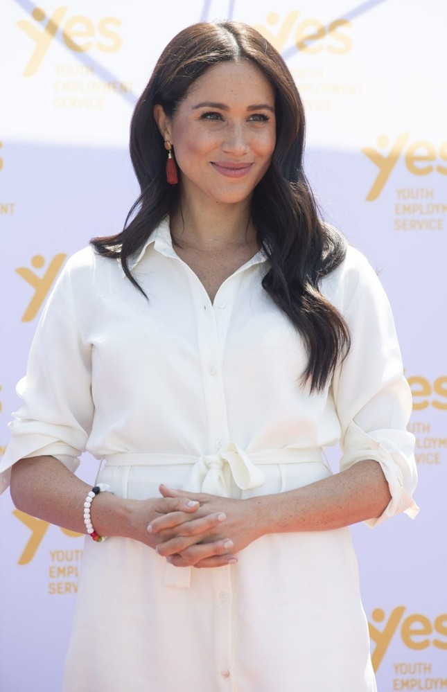 Harry v&agrave; Meghan bị ch&ecirc; cười - Ảnh 1.