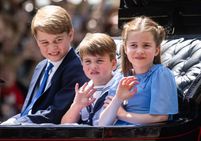 Tại sao William và Kate không được ăn cùng 3 đứa con?