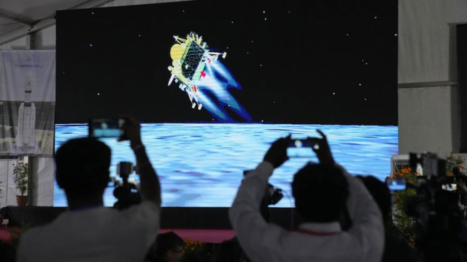 Thời khắc lịch sử, trạm đổ bộ Vikram Ấn Độ đáp xuống Mặt Trăng