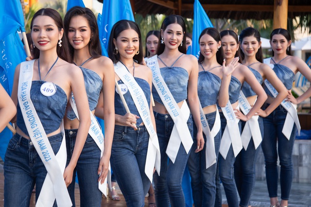 Hi hữu thảm đỏ Hoa hậu 5 giờ s&aacute;ng: Lan Khu&ecirc; đến muộn, L&ecirc; &Acirc;u Ng&acirc;n Anh bầu b&iacute; được chồng hộ tống - Ảnh 11.