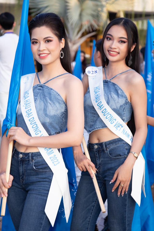 Hi hữu thảm đỏ Hoa hậu 5 giờ s&aacute;ng: Lan Khu&ecirc; đến muộn, L&ecirc; &Acirc;u Ng&acirc;n Anh bầu b&iacute; được chồng hộ tống - Ảnh 10.