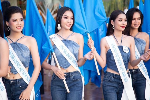 Hi hữu thảm đỏ Hoa hậu 5 giờ s&aacute;ng: Lan Khu&ecirc; đến muộn, L&ecirc; &Acirc;u Ng&acirc;n Anh bầu b&iacute; được chồng hộ tống - Ảnh 9.