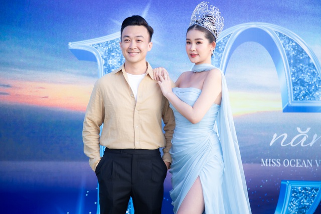 Hi hữu thảm đỏ Hoa hậu 5 giờ s&aacute;ng: Lan Khu&ecirc; đến muộn, L&ecirc; &Acirc;u Ng&acirc;n Anh bầu b&iacute; được chồng hộ tống - Ảnh 3.