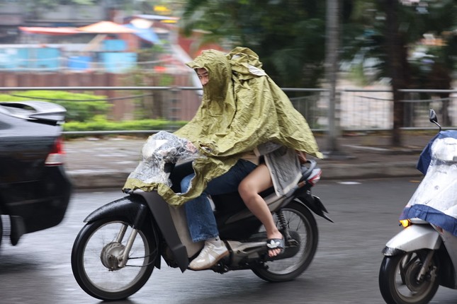Miền Bắc tiếp tục mưa lớn, miền Trung nắng nóng gay gắt - Ảnh 1.