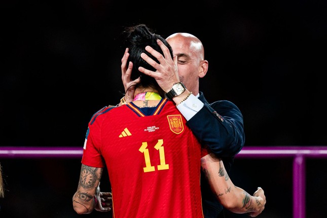 Ngôi sao bị cưỡng hôn lên tiếng, 53 cầu thủ nữ tẩy chay chủ tịch LĐBĐ Tây Ban Nha - Ảnh 1.