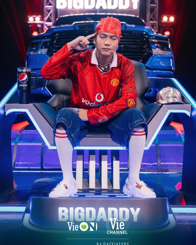 BigDaddy xoay compa như Antony, là fan cứng MU mặc cả áo quỷ đỏ lên Rap Việt - Ảnh 5.