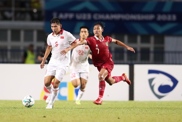 U23 Việt Nam liên tiếp nằm sân vì bị U23 Indonesia phạm lỗi - Ảnh 9.