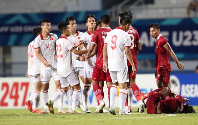 U23 Việt Nam liên tiếp nằm sân vì bị U23 Indonesia phạm lỗi - Ảnh 8.