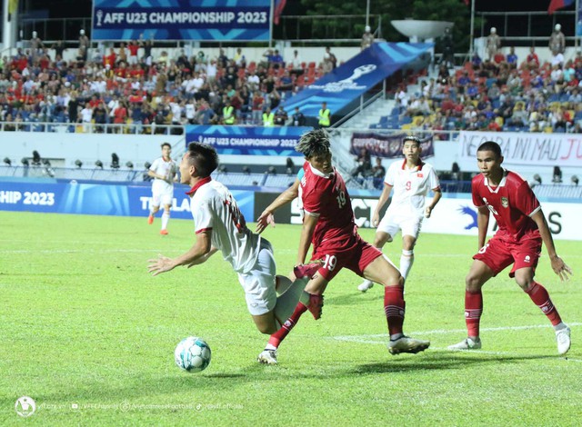 U23 Việt Nam liên tiếp nằm sân vì bị U23 Indonesia phạm lỗi - Ảnh 6.