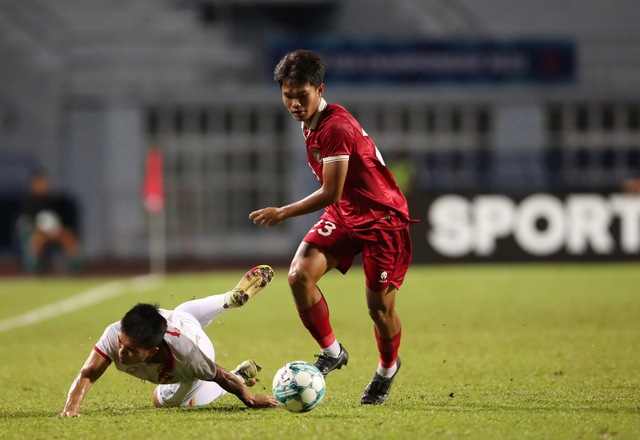 U23 Việt Nam liên tiếp nằm sân vì bị U23 Indonesia phạm lỗi - Ảnh 5.