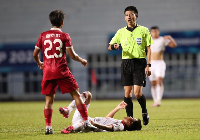 U23 Việt Nam liên tiếp nằm sân vì bị U23 Indonesia phạm lỗi - Ảnh 4.