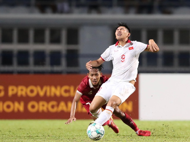 U23 Việt Nam liên tiếp nằm sân vì bị U23 Indonesia phạm lỗi - Ảnh 3.