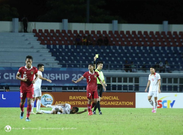 U23 Việt Nam liên tiếp nằm sân vì bị U23 Indonesia phạm lỗi - Ảnh 2.