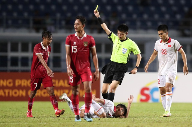U23 Việt Nam liên tiếp nằm sân vì bị U23 Indonesia phạm lỗi - Ảnh 1.