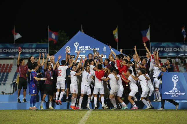 U23 Việt Nam lên đường về nước, HLV Hoàng Anh Tuấn ‘khoe’ cúp vô địch - Ảnh 2.