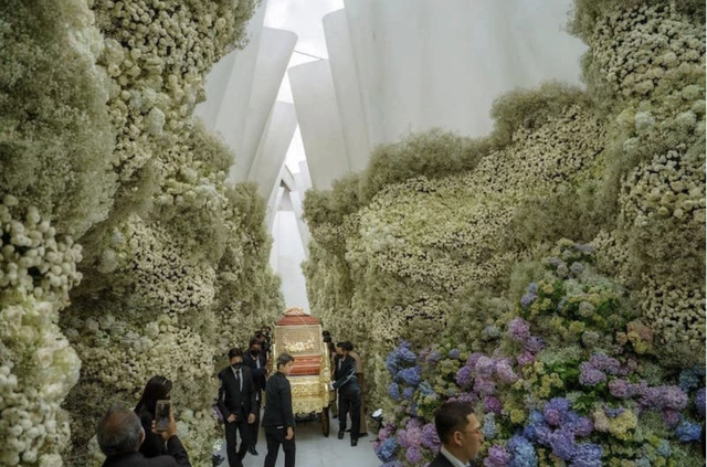 Choáng ngợp trước đám tang xa xỉ của tài phiệt siêu giàu Thái Lan: Phủ kín hoa tươi như khu vườn thiên đàng - Ảnh 2.
