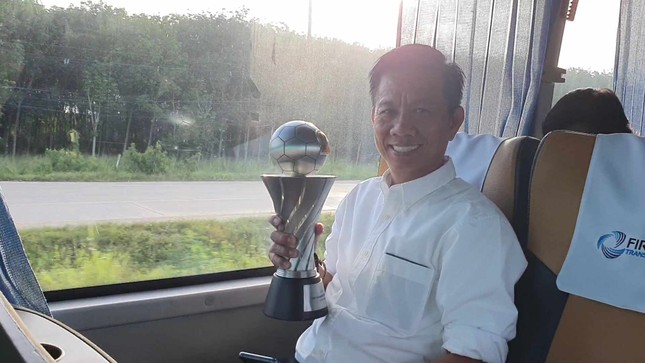 U23 Việt Nam lên đường về nước, HLV Hoàng Anh Tuấn ‘khoe’ cúp vô địch - Ảnh 1.