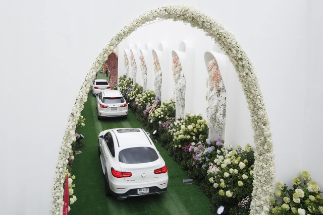 Choáng ngợp trước đám tang xa xỉ của tài phiệt siêu giàu Thái Lan: Phủ kín hoa tươi như khu vườn thiên đàng - Ảnh 8.