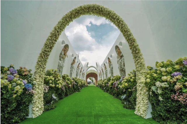 Choáng ngợp trước đám tang xa xỉ của tài phiệt siêu giàu Thái Lan: Phủ kín hoa tươi như khu vườn thiên đàng - Ảnh 6.